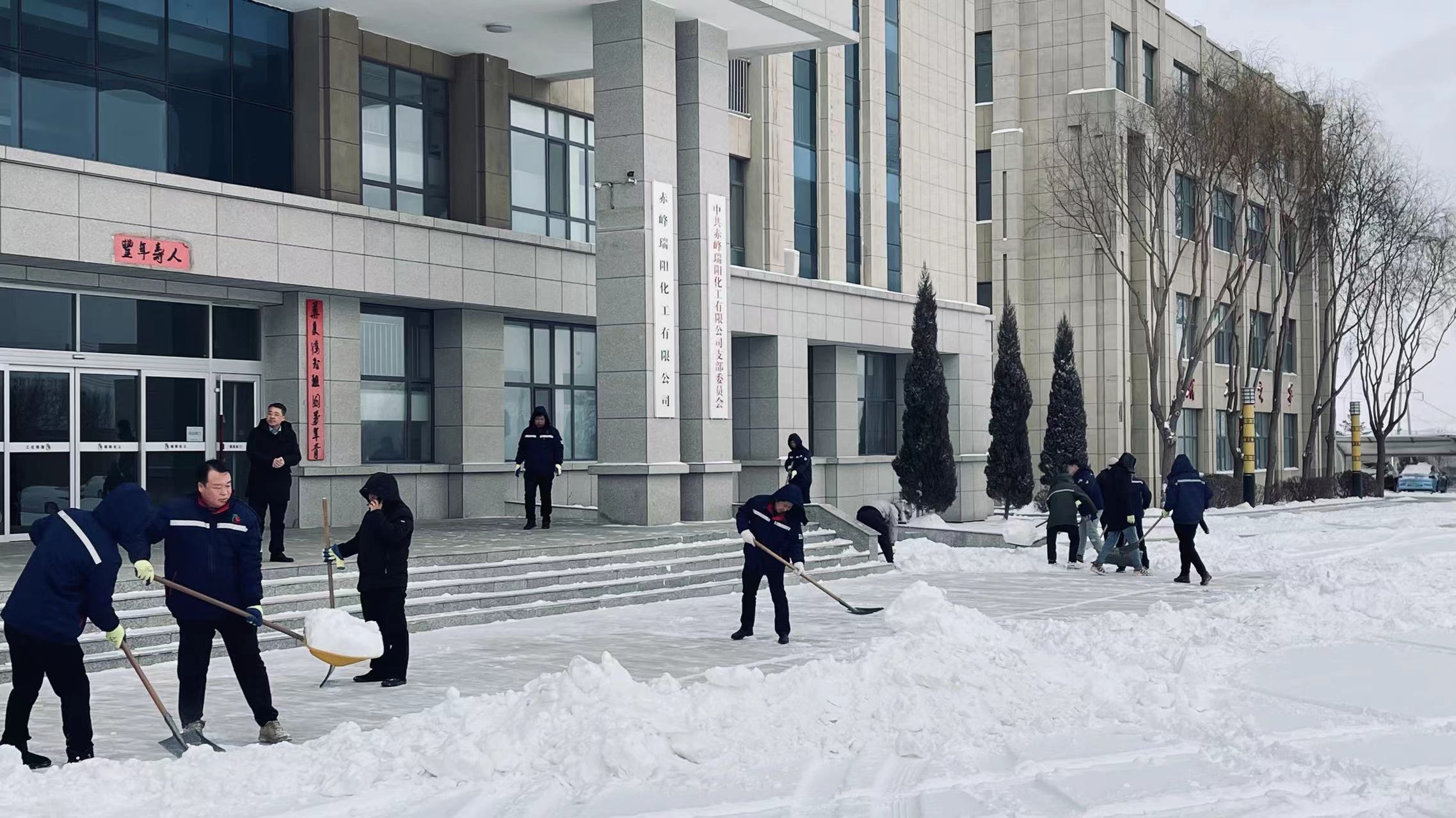 不畏嚴寒，除雪保安全出行