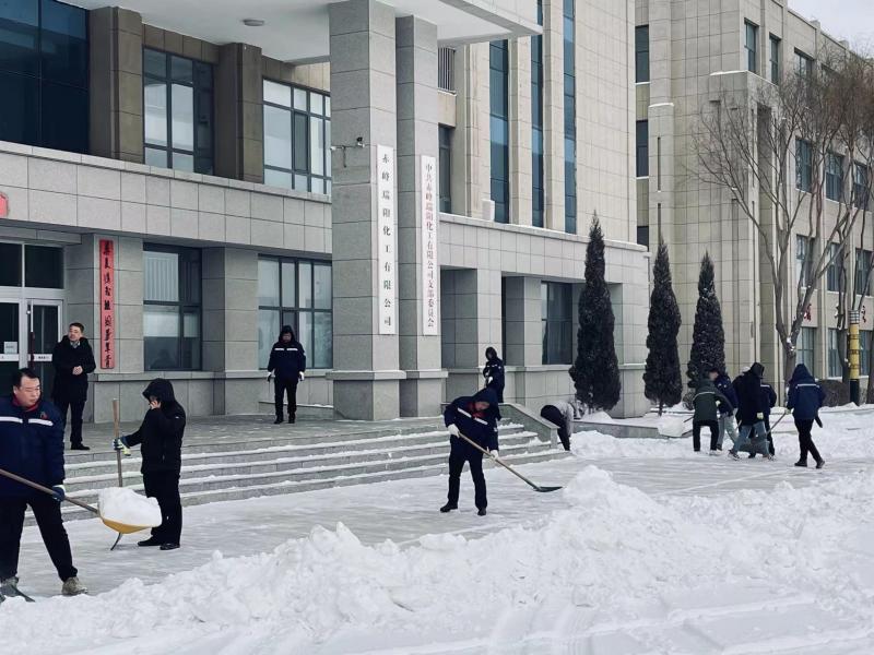 不畏嚴寒，除雪保安全出行